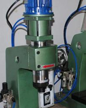 為什么氣壓鉚接機(jī)使用中鉚釘會發(fā)燙？