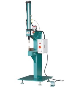 如何選擇無(wú)鉚釘鉚接機(jī)廠家及品牌？