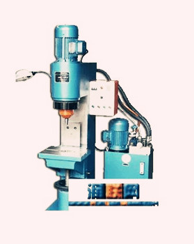 徑向鉚接機應(yīng)該如何操作？