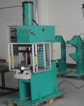 汽車行業(yè)如何運用鉚接機提高組件質(zhì)量和生產(chǎn)效率？