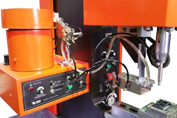 自動送料鉚接機(jī)不僅安裝方便且提高生產(chǎn)效率！ 圖1