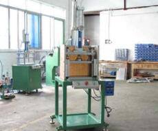 相比普通液壓鉚接機(jī)，氣液增壓鉚接機(jī)有什么不同